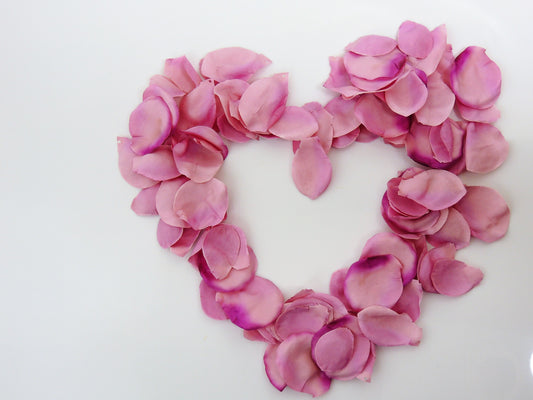 Rosenblütenblätter Lavendel - 90 Seidenblüten für Hochzeiten & Festival-Dekoration