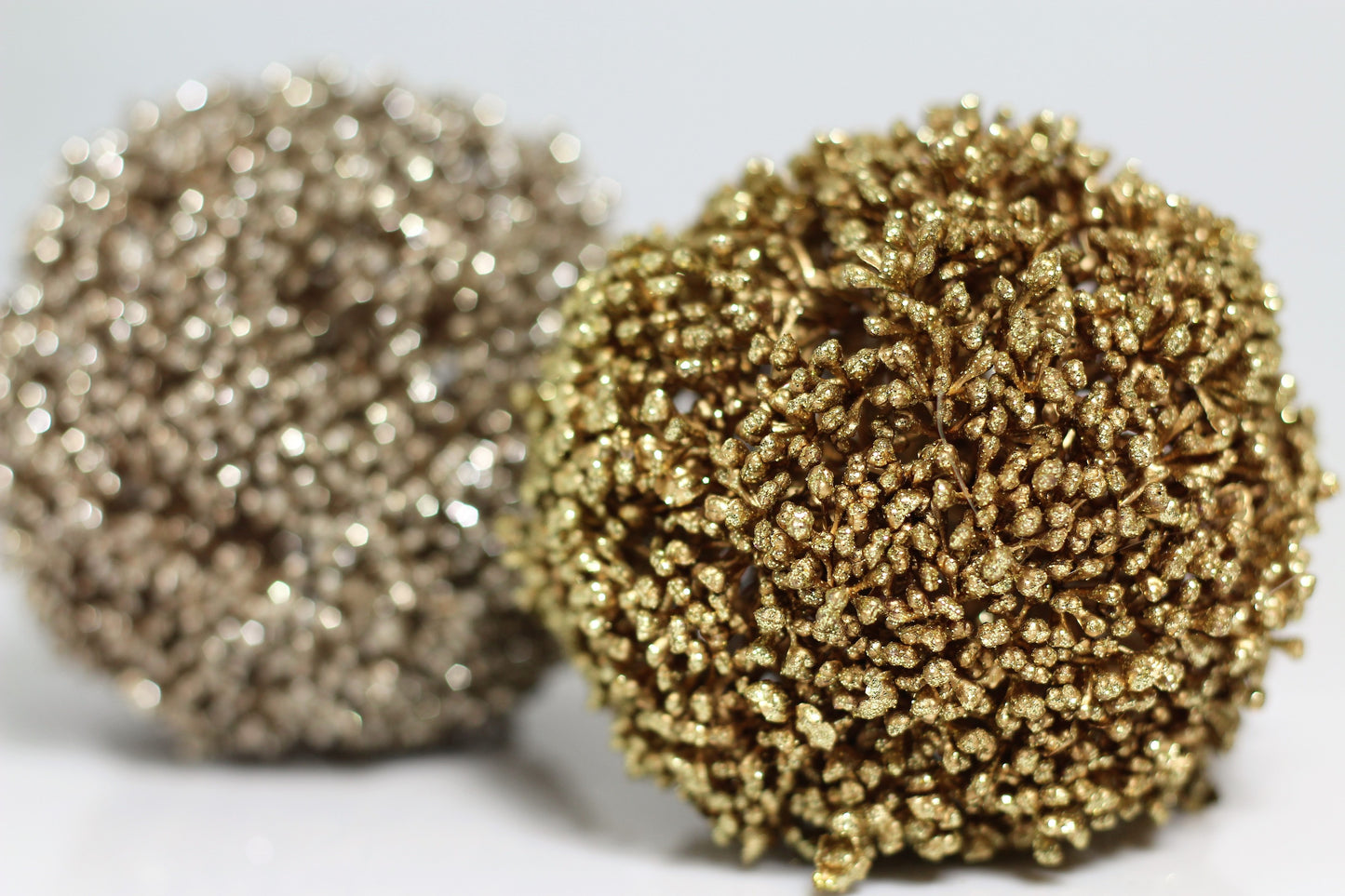 Weihnachtliche Beerenkugel im 2er Set 9 cm goldene Deko für Christbaum und Wohnung