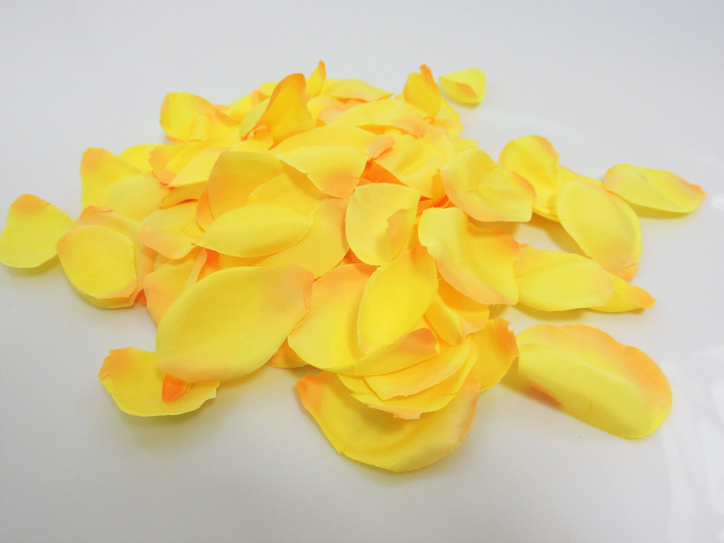 Rosenblütenblätter in Herbstgelb - 90 Seidenblüten für Hochzeitsdekoration