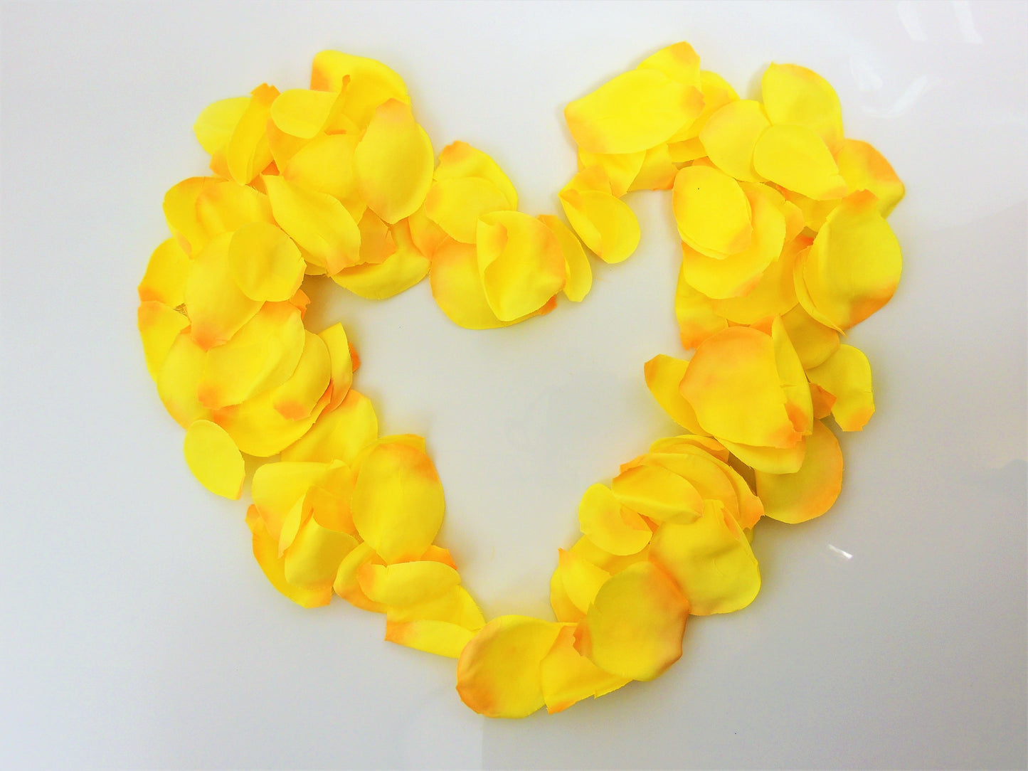 Rosenblütenblätter in Herbstgelb - 90 Seidenblüten für Hochzeitsdekoration